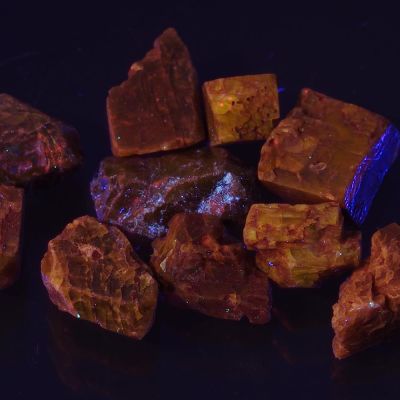 UV-Mineral: Zirkon (ca. 1 cm)