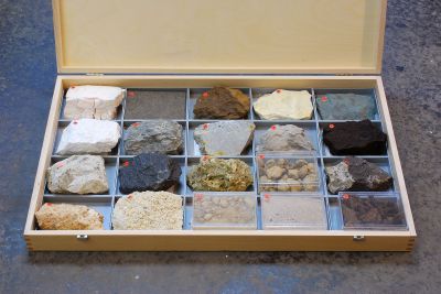 Sammlung geolog. Alter: 100 Gesteine (90x120 mm)