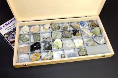 30 gesteinsbildende Mineralien (60x60 mm) im Holzkasten