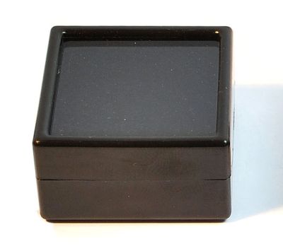 Glass lidded box 38 x 38 x 20 mm / black