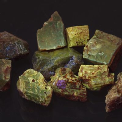UV-Mineral: Zirkon (ca. 1 cm)