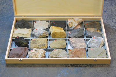 Sammlung geolog. Alter:100 Gesteine (90x120 mm) m. Kasten