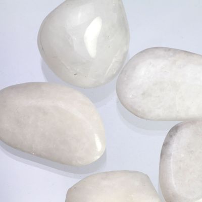 Dolomite, white (3-4 cm)